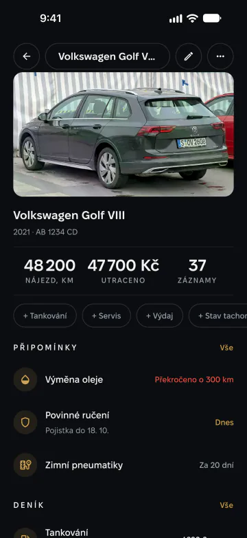 Volkswagen Golf VIII v garáži s nájezdem, připomínkami a deníkem
